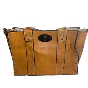 Women’s Concealed Weapons Carry Tote Bag in Color Mustard. With a wristlet